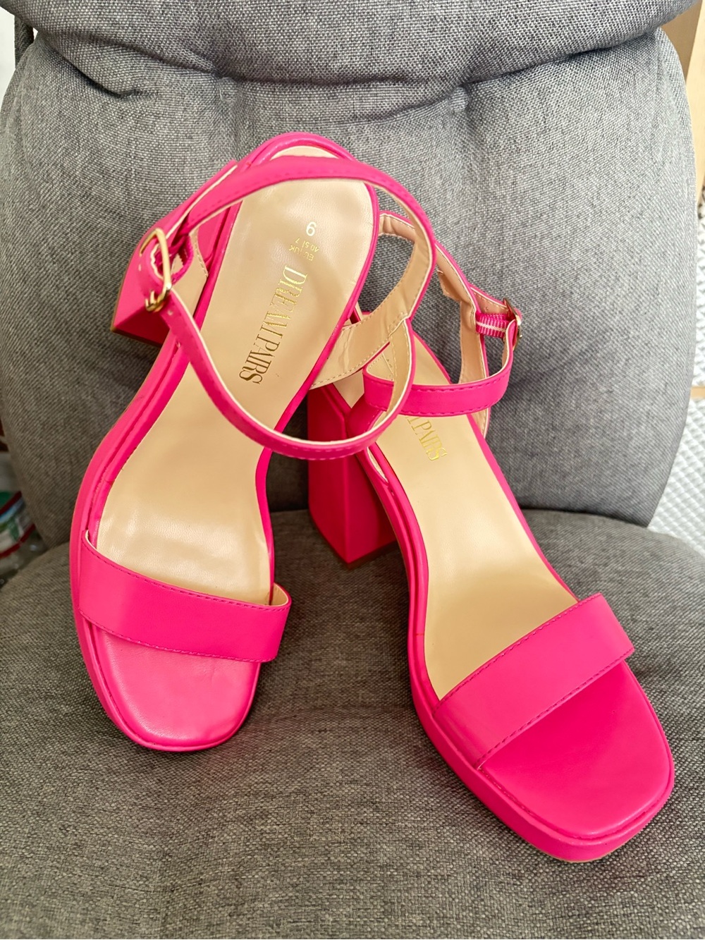 DREAM PAIRS HOT PINK PLATFORM CHUNKY HEELS SANDAL, size 9